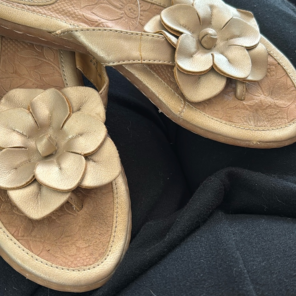 b.o.c. by Born Womens Gold Flip Flops Sandals Floral Sz US 9 EU 40,5.